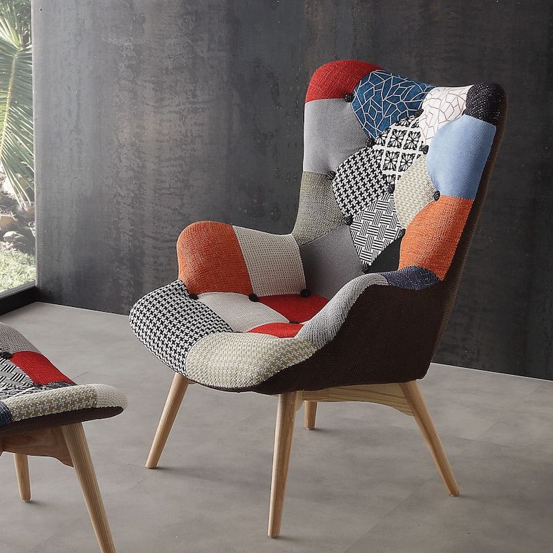Poltroncina patchwork Kaunas in tessuto multicolor e gambe in massello